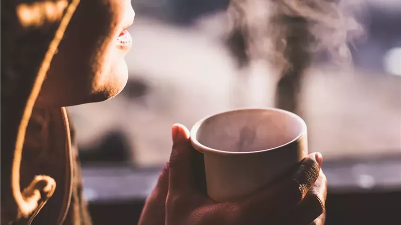 مشروب ساخن شائع يساعد مرضى السكري ويحسن صحة الأمعاء