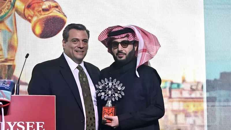 منح تركي آل الشيخ جائزة 