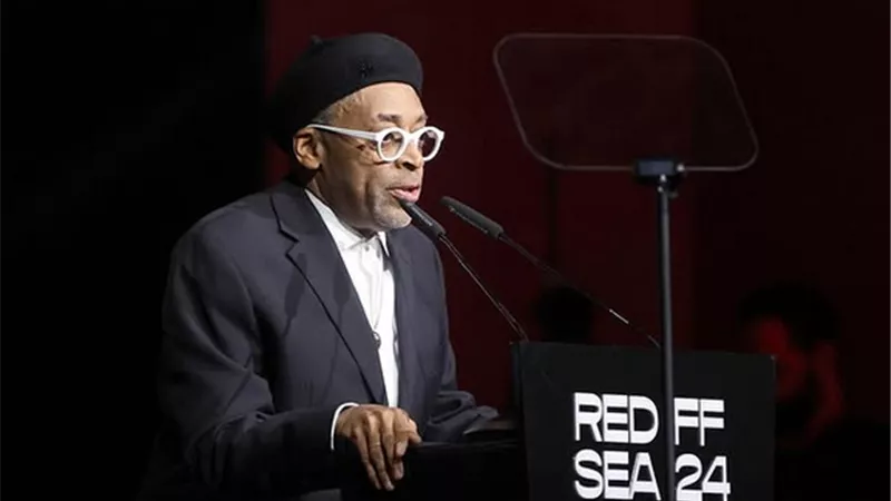المخرج سبايك لي: منبهر بتطور مهرجان البحر الأحمر.. وفخور بتصوير مراسم الحج  