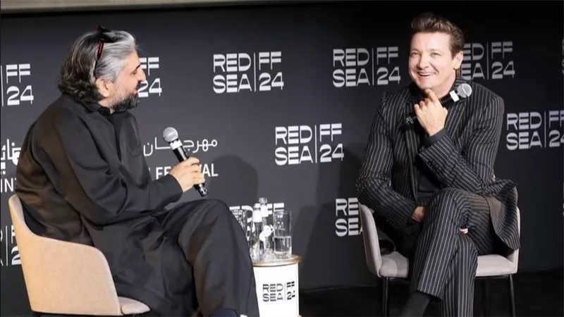 جيريمي رينر يروي قصة نجاته من الموت ويشيد بتطور السينما السعودية في مهرجان البحر الأحمر
