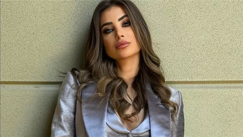 أنابيلا هلال بإطلالة عصرية من توقيع توم فورد