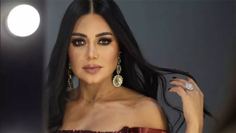 رانيا يوسف تستعرض أبرز إطلالاتها في مسرحية 