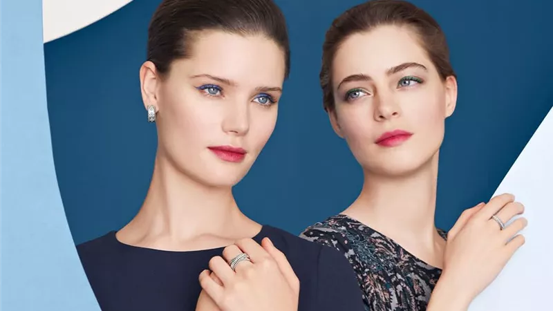 Van Cleef & Arpels تكشف عن مجموعة استثنائية من المجوهرات والساعات لموسم الأعياد  