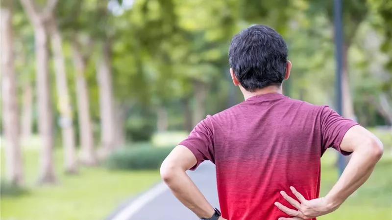 ما هي أسباب آلام أسفل الظهر عند المشي؟  