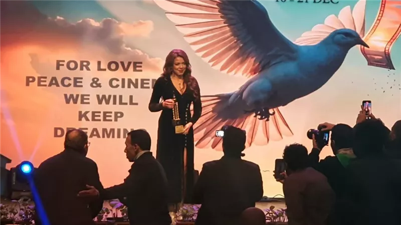 ناهد السباعي تهدي تكريمها من مهرجان القاهرة للفيلم القصير لوالدتها 