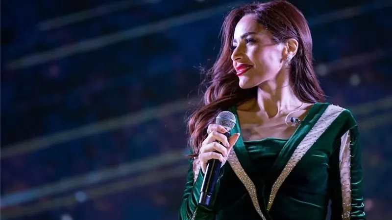 عبير نعمة تشعل الأجواء في أبوظبي بإطلالة خضراء ساحرة من توقيع سعيد قبيسي