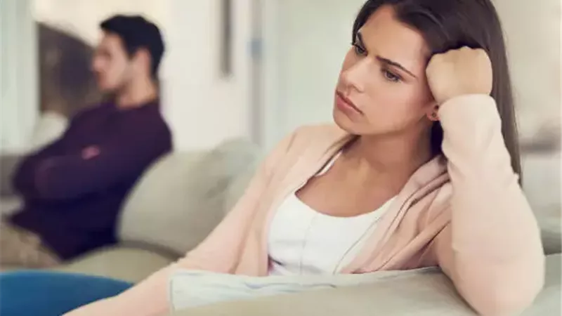 أعراض تكشف تعرضك للاكتئاب.. هل تختلف بين الرجال والنساء؟  