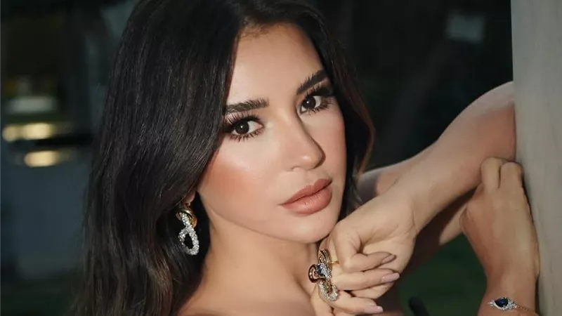 ماغي بو غصن تتألق بإطلالة سوداء ساحرة فى مهرجان الأفضل  
