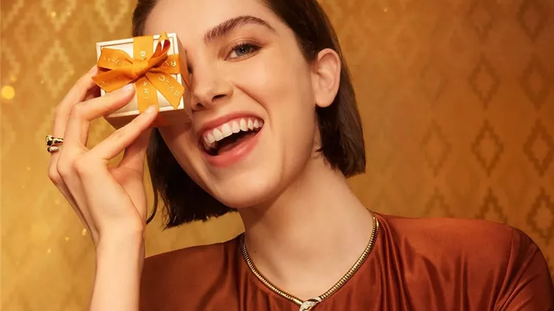 تألقي بأناقة وجاذبية مع مجموعة الأعياد من bvlgari  