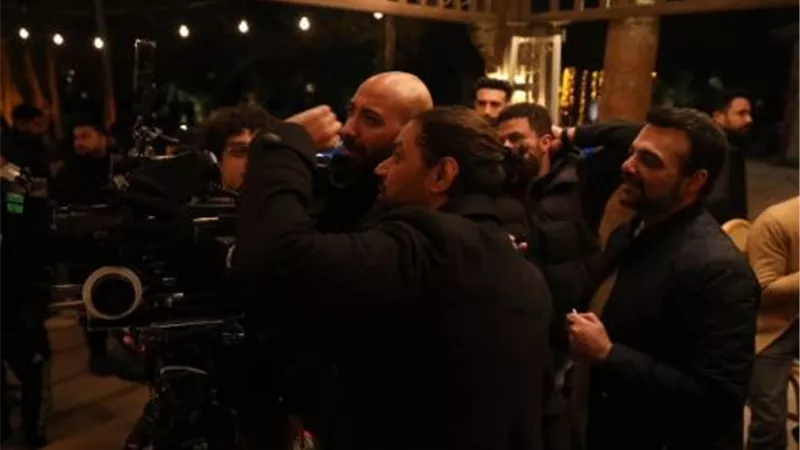 عمرو محمود ياسين يشارك صورة من كواليس مسلسل «وتقابل حبيب»