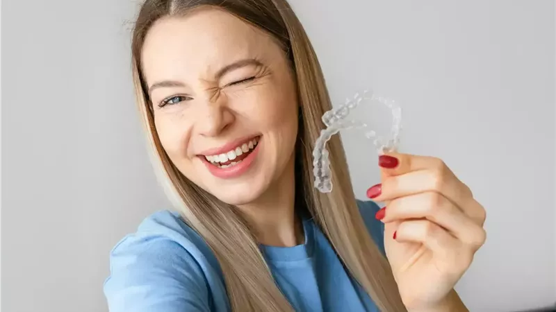 هل التقويم الشفاف فعال مثل المعدني؟ 