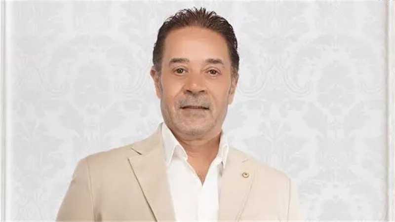 مدحت صالح يتسلم جائزة 
