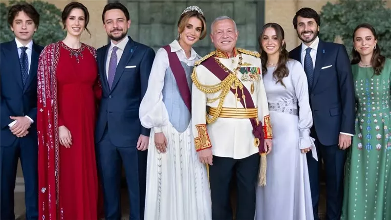 الملكة رانيا تشارك أمنياتها للعام الجديد بصورة مع العائلة: 