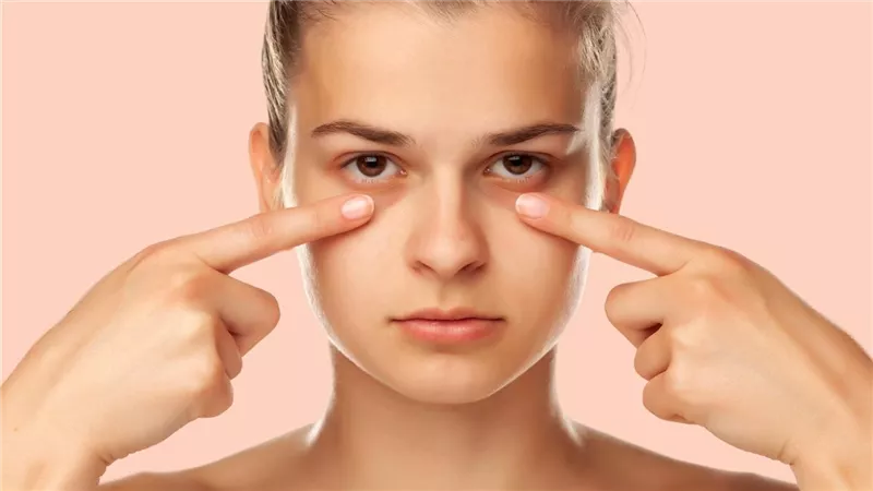 أفضل 5 كريمات لمنطقة العين.. تعمل على إزالة الانتفاخات فورً