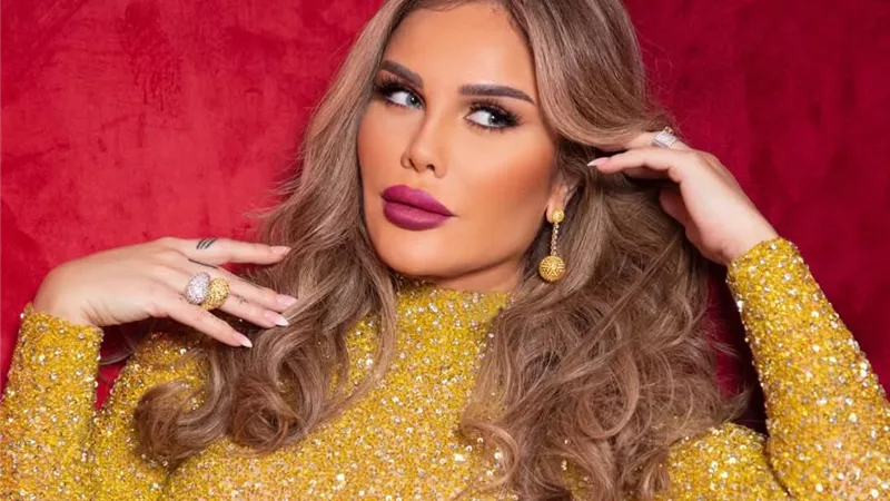 نيكول سابا تخطف الأنظار بإطلالة ذهبية من توقيع يوسف الجسمي 