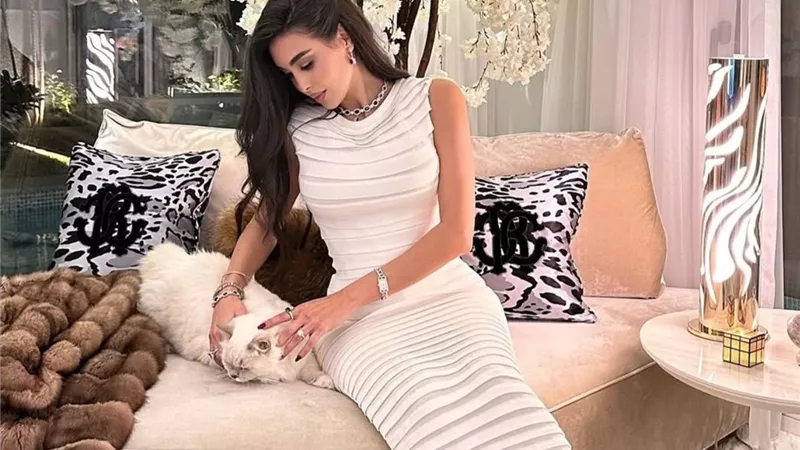 ياسمين صبري تخطف الأنظار بفستان من Alaïa وساعة Hermès وحذاء من Christian Louboutin