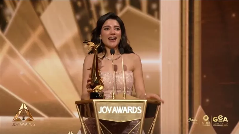 بكاء نارين بيوتي بعد فوزها بجائزة أفضل مؤثرة في Joy Awards 2025