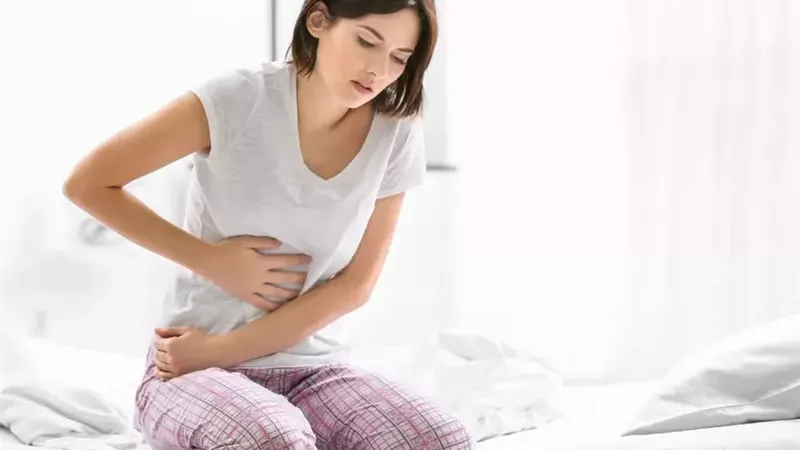 غير الدورة الشهرية.. أسباب تقلصات البطن عند النساء  