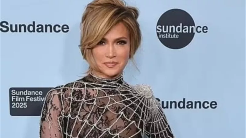 جينيفر لوبيز تخطف الأنظار بشبكة العنكبوت من توقيع  فالدرين ساهيتي في مهرجان Sundance 