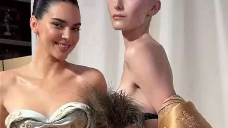 schiaparelli تقدم الكشاكش المبالغ فيها والدانتيل المعقد في عرض أزياء باريس للهوت كوتور 2025 