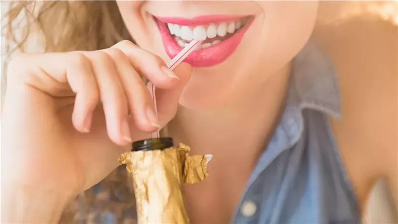 مشروبات يومية شائعة تسبب تصبغات الأسنان 