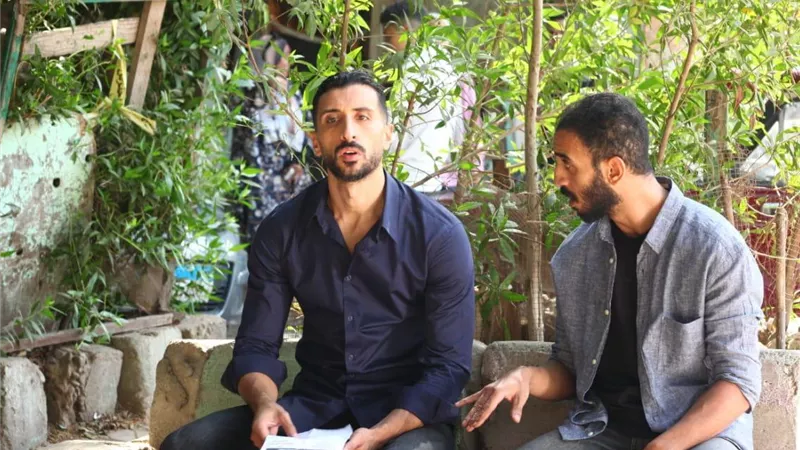 الفنان حسن حفني يشارك جمهوره صور من كواليس مسلسل 