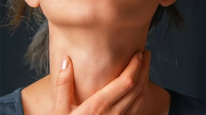 أعراض قصور الغدة الدرقية.. هل يؤثر على نبرة صوتك؟ 