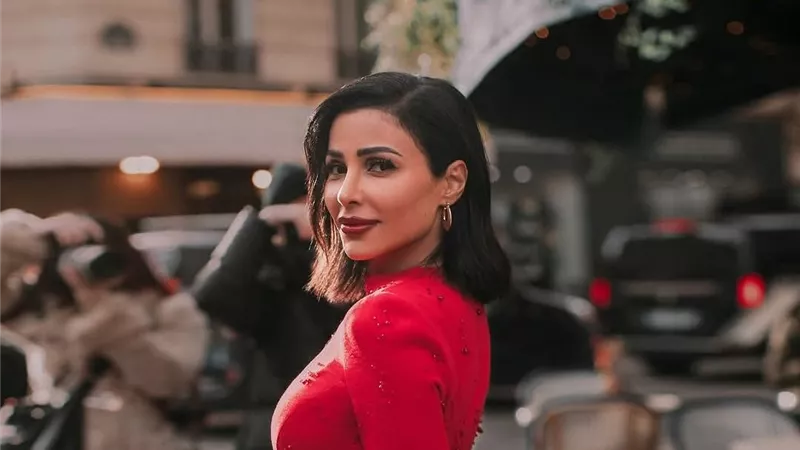 مهيرة عبد العزيز تسحر الأضواء بإطلالة حمراء في عرض أزياء ستيفان رولاند في باريس