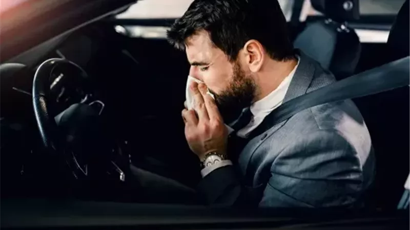 خطأ صحي شائع قد تفعله أثناء قيادة سيارتك يعرضك لخطر وقوع حادث