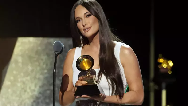 كيسي موسغريفز تفوز بجائزة أفضل أغنية كانتري عن “The Architect”