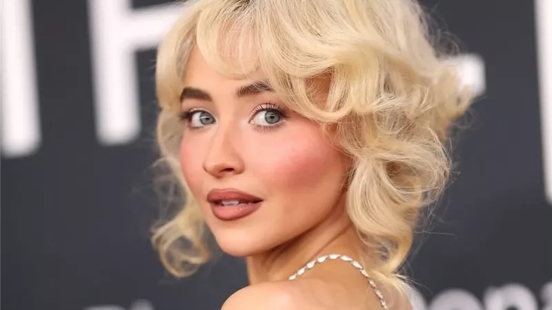 سابرينا كاربنتر تتألق في حفل توزيع جوائز الجرامي 2025 بإطلالة ساحرة من JW ANDERSON
