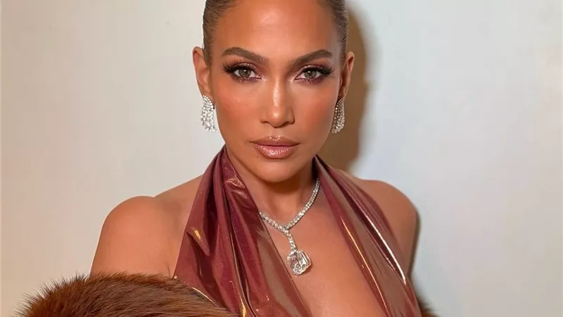جينفر لوبيز تتألق بإطلالة لامعة في حفل Pre-Grammy Gala 