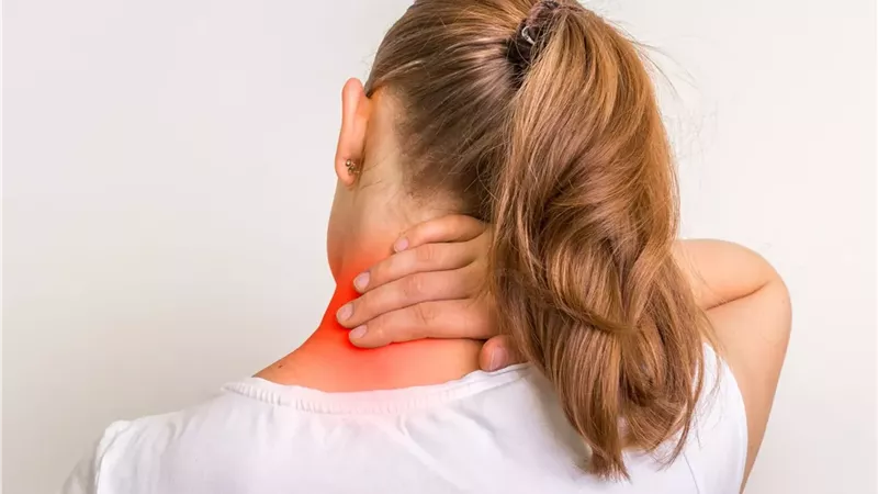 تصلب الرقبة.. متى يشير لمشكلة صحية خطيرة؟ 