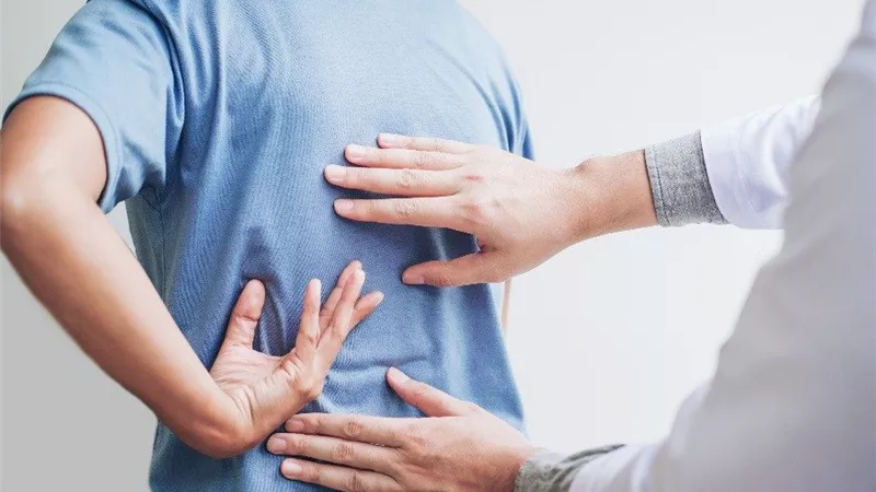 عادات خاطئة تسبب الانزلاق الغضروفي القطني.. إليك أبرز الأعراض