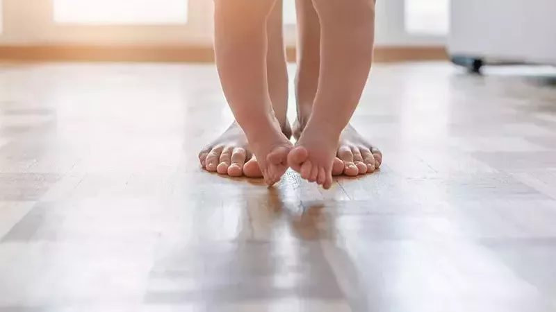 أسباب تقوس الساقين عند الأطفال.. هل يسبب الألم؟
