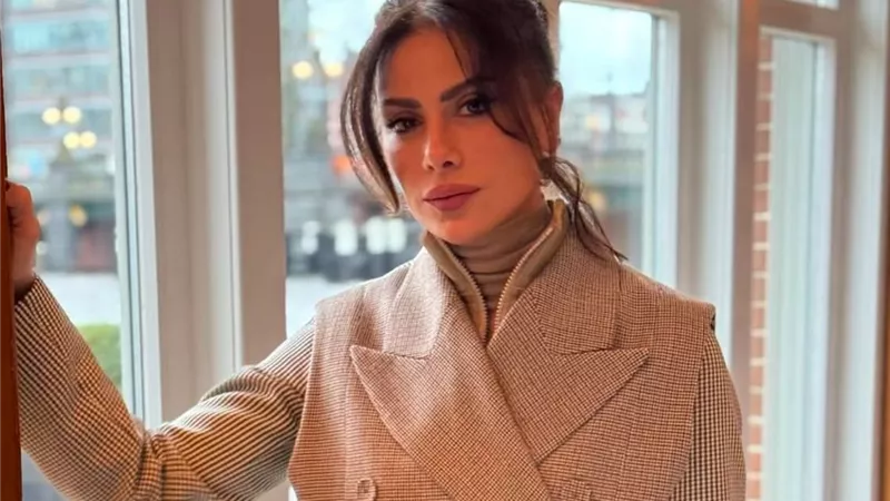 صبا مبارك تتألق في امستردام بإطلالة شتوية من Fendi 
