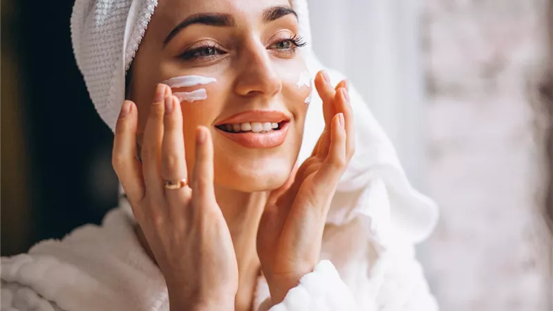 لضمان الحصول على بشرة متوجهة نهارًا.. 5 كريمات ليلية تفيدك 