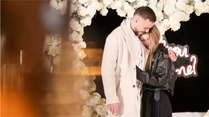 حسام السيلاوي يعلن خطوبته على حبيبته ساندرا 