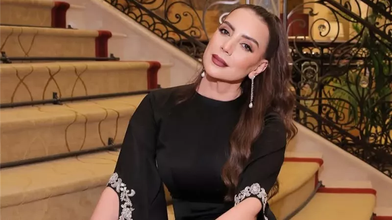 شكران مرتجى تتألق بإطلالة سوداء ببصمة ضحى أبو شعر  