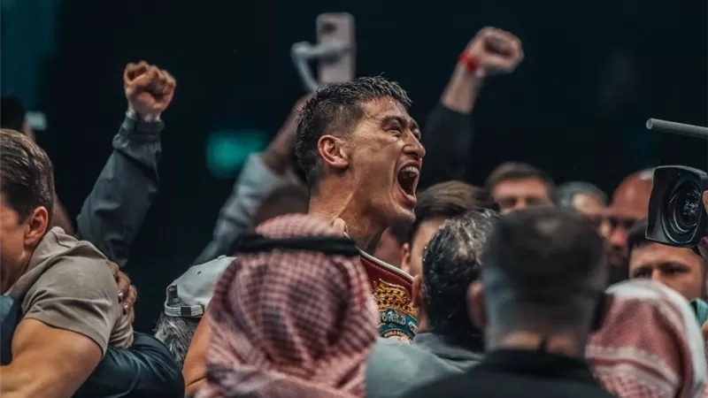 بيفول يتوج ببطولة العالم بلا منازع في نزال تاريخي بموسم الرياض
