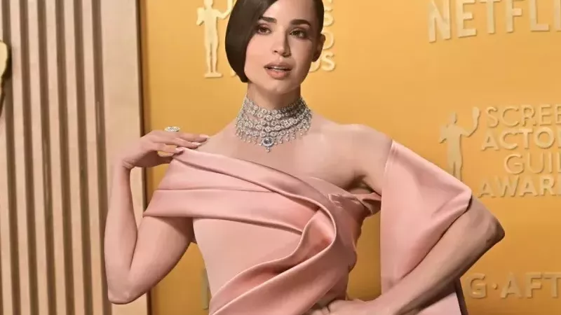 صوفيا كارسون تخطف الأنظار بإطلالة راقية من إيلي صعب في حفل SAG Awards 2025