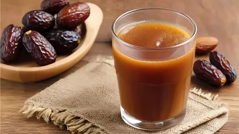 ما الأفضل لكسر الصيام.. العصير أم التمر؟