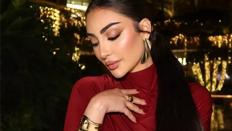 نور الغندور تتألق بإطلالة حمراء داكنة في حفل 