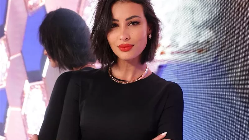ريم السعيدي تخطف الأنظار بفستان أسود قصير من توقيع إيلي صعب في حفل شوميه 