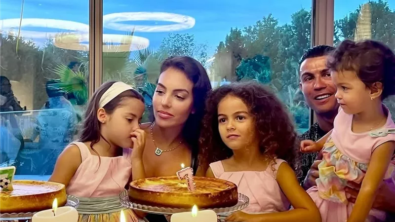 كريستيانو رونالدو يحتفل بيوم المرأة العالمي برسالة مؤثرة