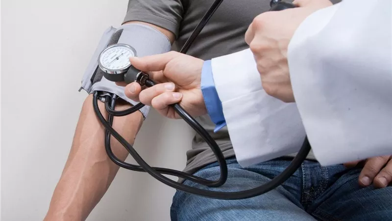 للوقاية من الهبوط والإغماء.. نصائح لتجنب انخفاض الضغط أثناء الصيام 