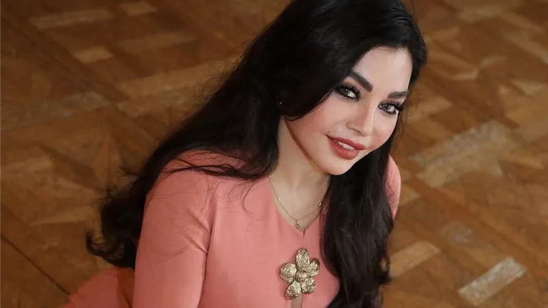 هيفاء وهبي تخطف الأنظار بإطلالة رمضانية من إيلي صعب