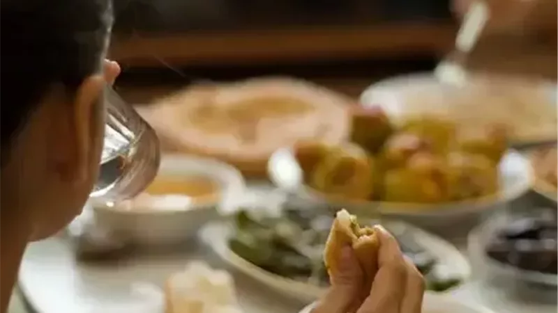 رغم فوائد الصيام لإنقاص الوزن.. 7 عادات خاطئة تؤدي إلى زيادة الوزن في رمضان 