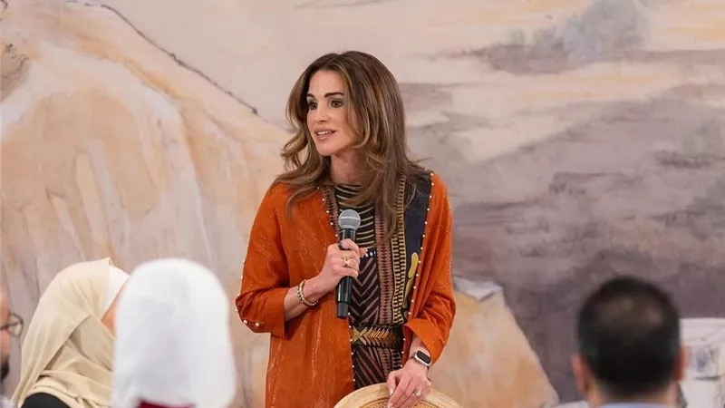 الملكة رانيا تتألق بإطلالة رمضانية مشرقة خلال حضورها حفل إفطار جمعها بعدد من شباب الأردن 