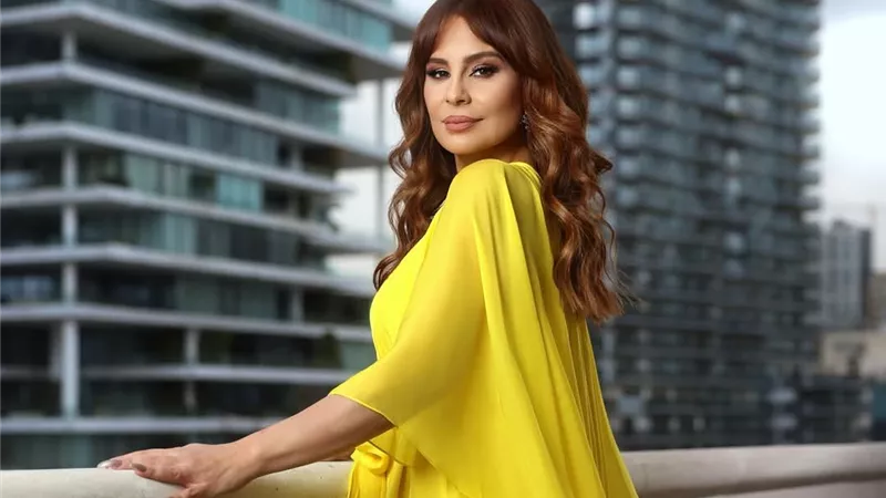 كارول سماحة تتألق بإطلالة صفراء من توقيع كارولينا هيريرا في جلسة تصوير جديدة 